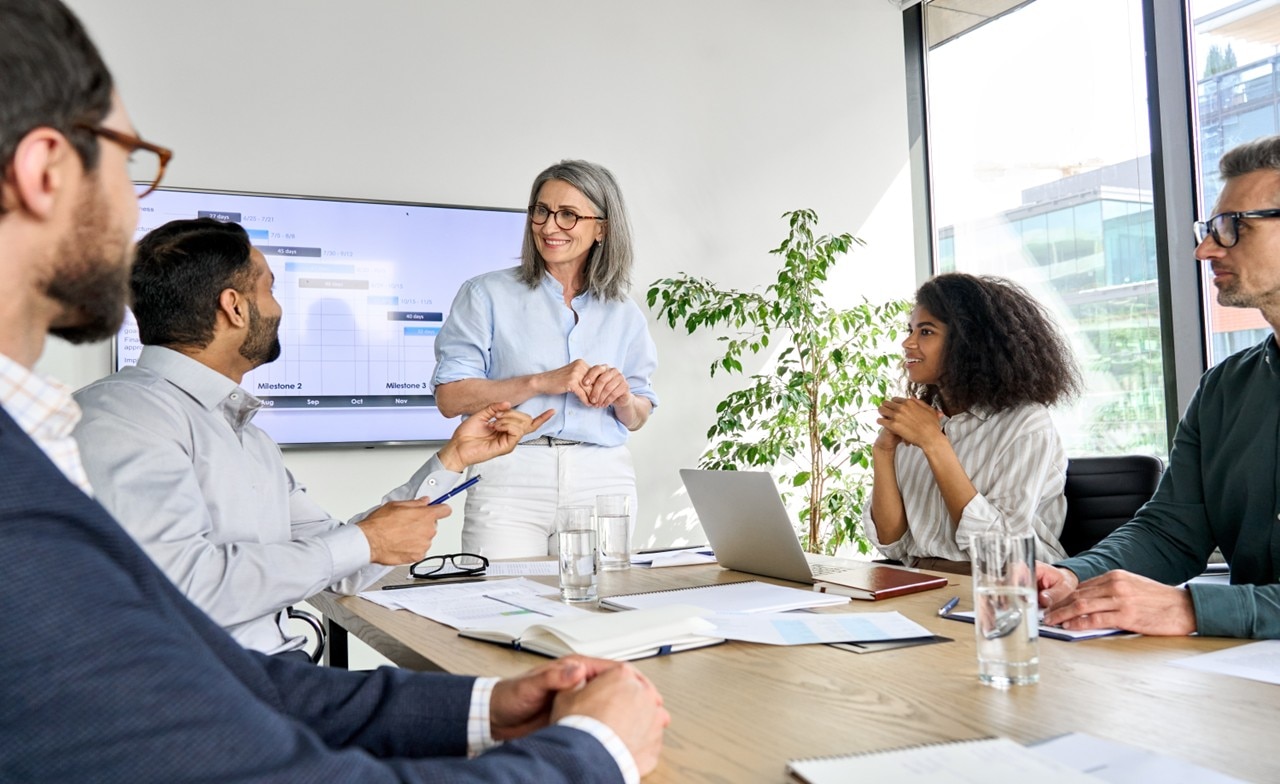 International executive team people having board meeting discussing project results 449752669 Workshop zur gemeinsamen Bewertung von Governance-, Compliance- und Sicherheitsanforderungen