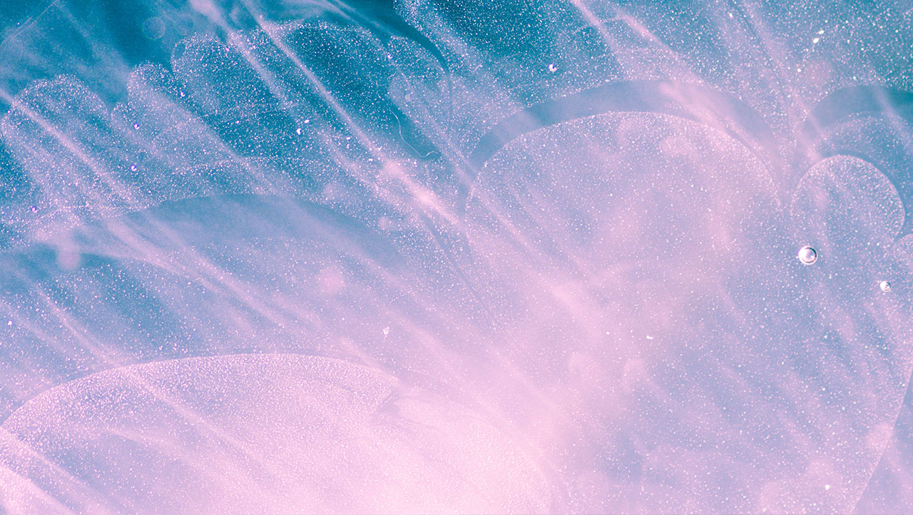 Abstrakt bilde av lysstråler i rosa og blå toner