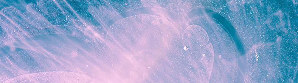 Abstrakt bilde av lysstråler i rosa og blå toner