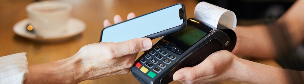 kund betalar med mobilen på ett cafe