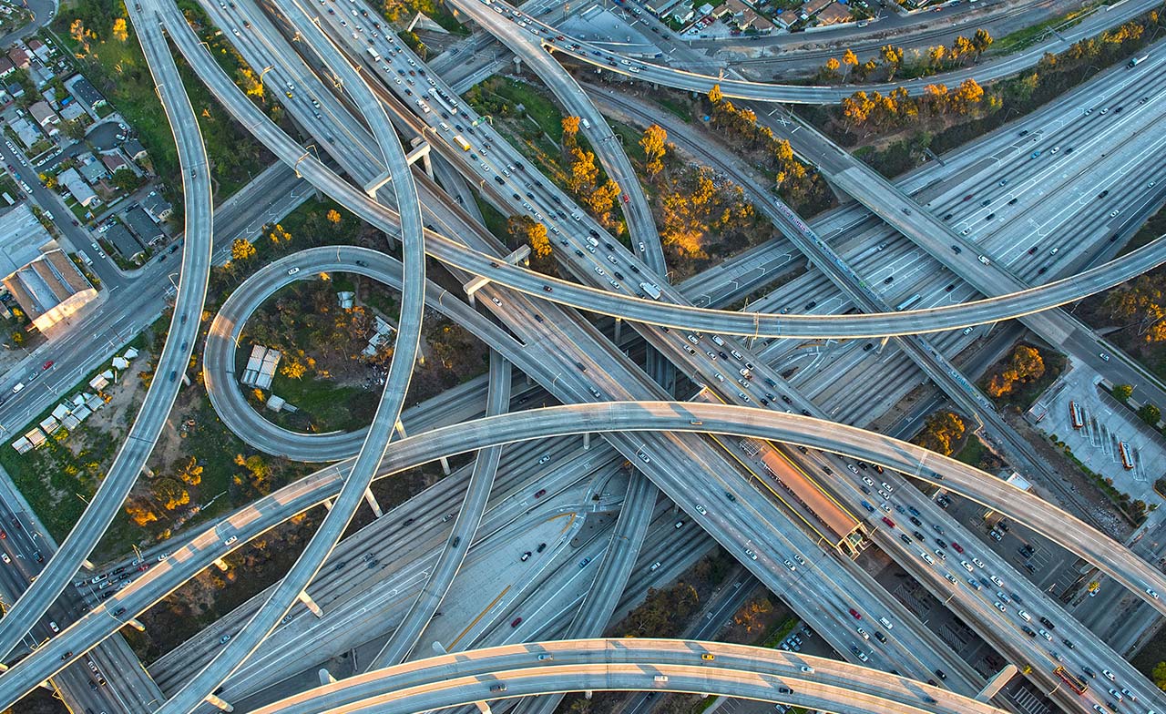 Luftfoto av komplekst motorveikryss – illustrerer integrasjoner mellom systemer.