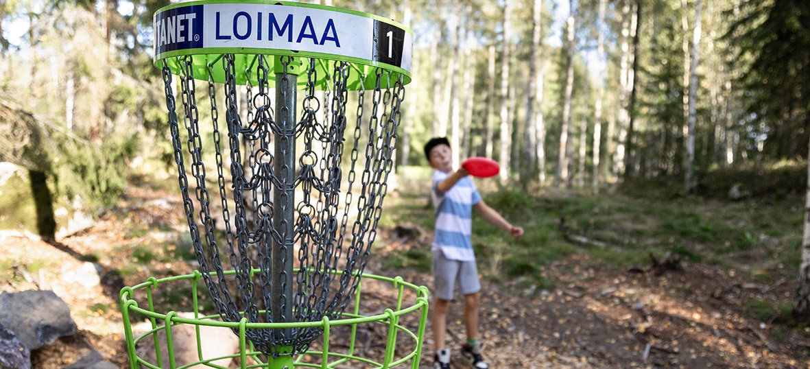 Frisbeegolfia pelaava poika 