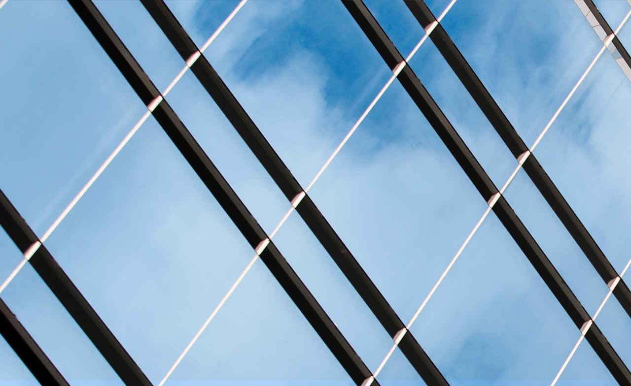 Glassfasade med speiling av blå himmel og skyer Glassfasade med speiling av blå himmel og skyer.