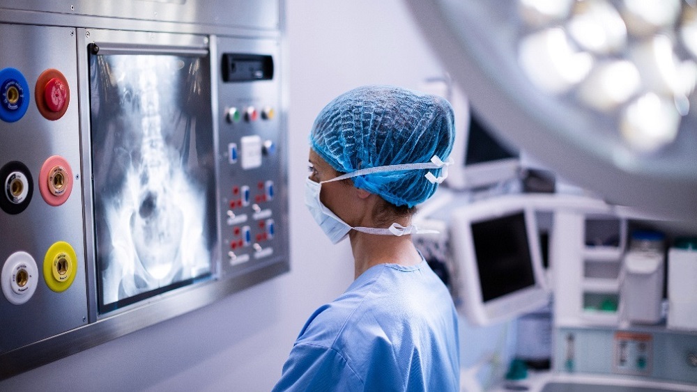 Technicien de laboratoire médical examinant des radiographies - Service de santé de la Colombie-Britannique