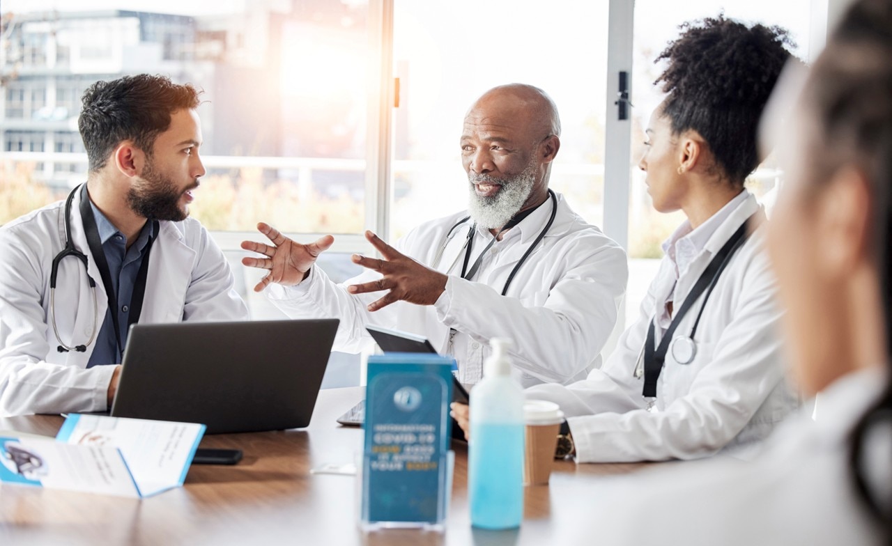 Medizinisches Team im Austausch über vernetzte und sektorenübergreifende Versorgung im Gesundheitswesen. Medizinisches Team im Austausch über vernetzte und sektorenübergreifende Versorgung im Gesundheitswesen.