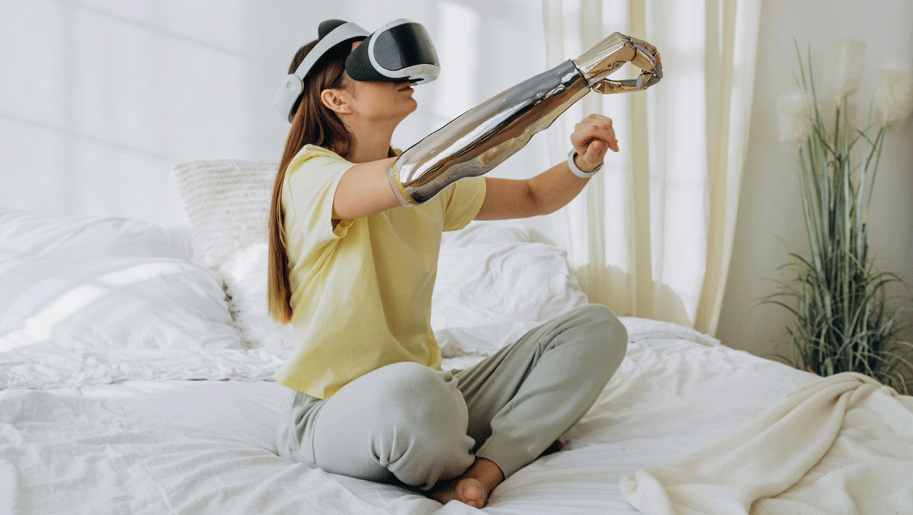Une femme en train d'utiliser un casque de réalité virtuelle