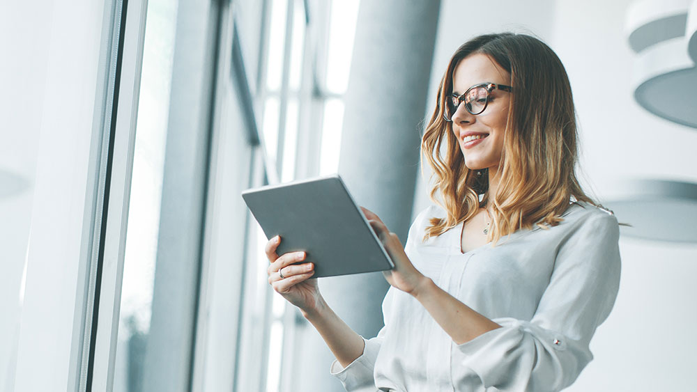 Une femme en train de consulter sa tablette
