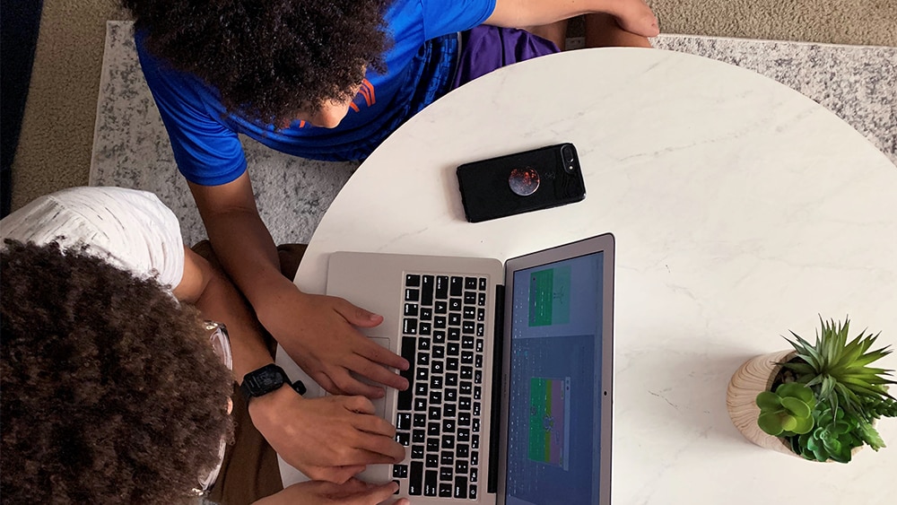 Le nouveau programme STIM@CGI à la maison offre des ressources à nos communautés à l’échelle mondiale pour soutenir l’apprentissage à la maison. 