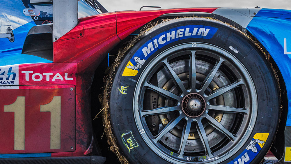 Michelinin rengas kilpa-autossa