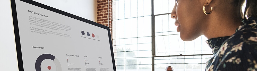 Kvinna som sitter och jobbar i ett affärsystem