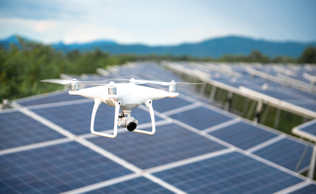 Drohne kontrolliert eine Photovoltaikanlage
