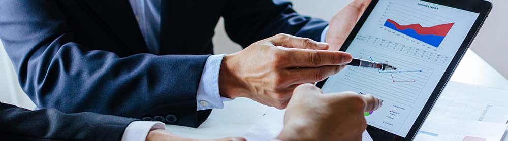Deux professionnels discutant des résultats Deux professionnels discutant des résultats
