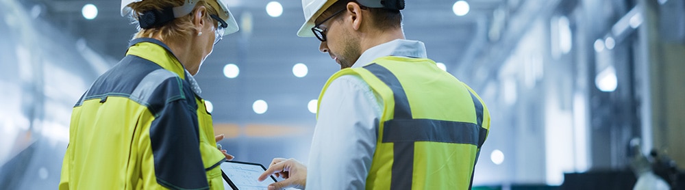 Des techniciens travaillent la digitalisation et la gestion connectée des opérations industrielles