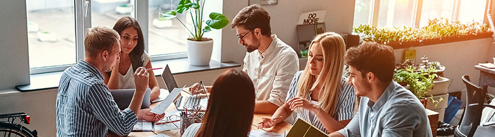 Un groupe de professionnels utilise des outils technologiques dans un bureau moderne. Un groupe de professionnels utilise des outils technologiques dans un bureau moderne.