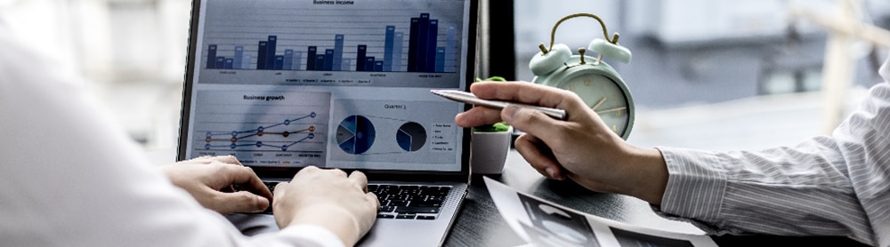 Deux experts CGI en train de gérer un projet obsolescence Deux experts CGI en train de gérer un projet obsolescence