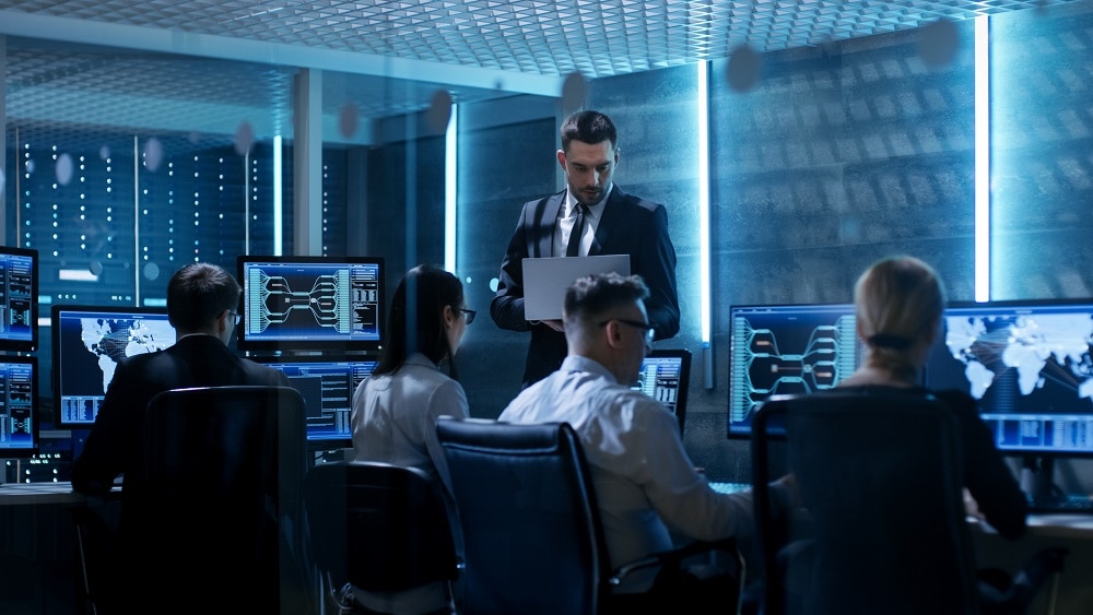 IT-Mitarbeiter überwachen digitale Systeme und Anwendungen in einem Kontrollraum