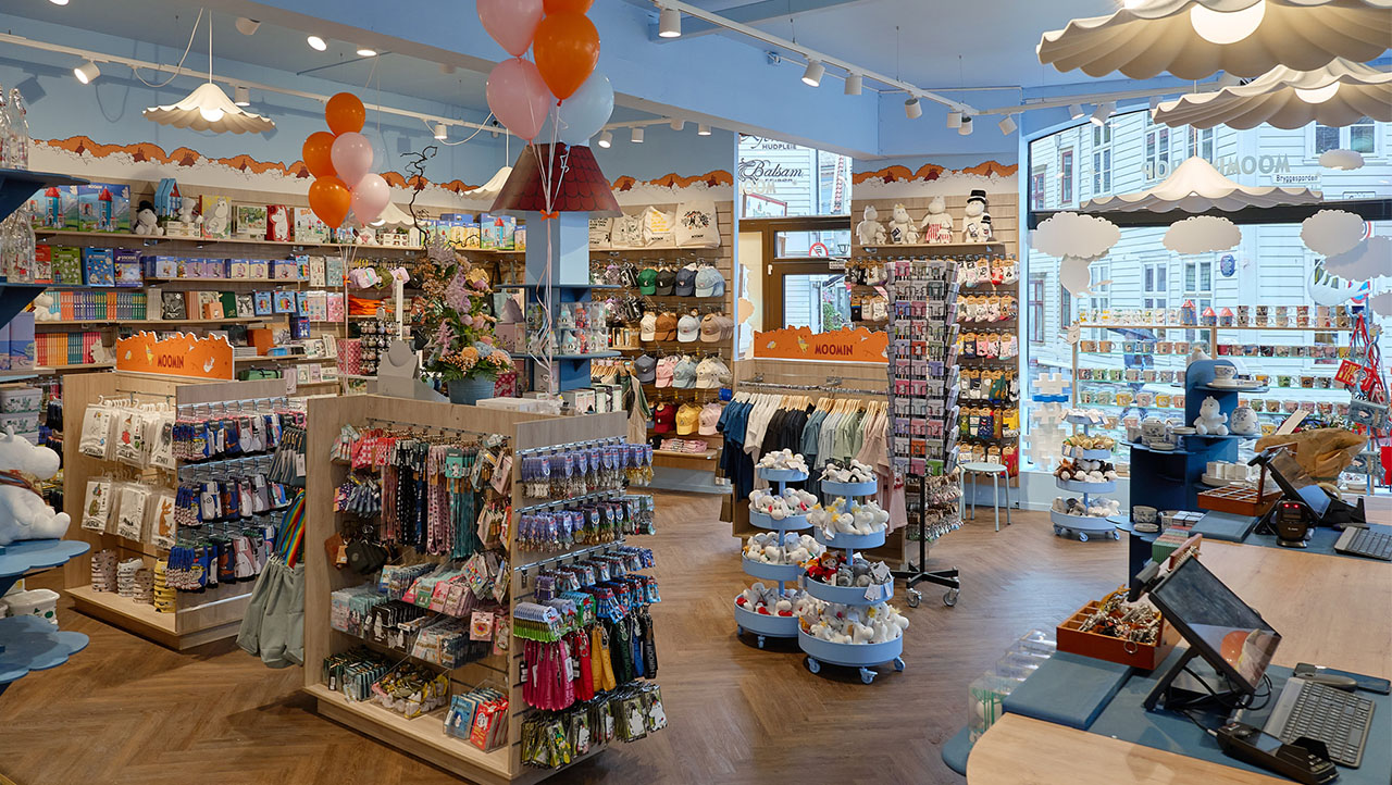 Innsiden av Moomin Shop i Bergen med hyller fulle av Mummi-produkter
