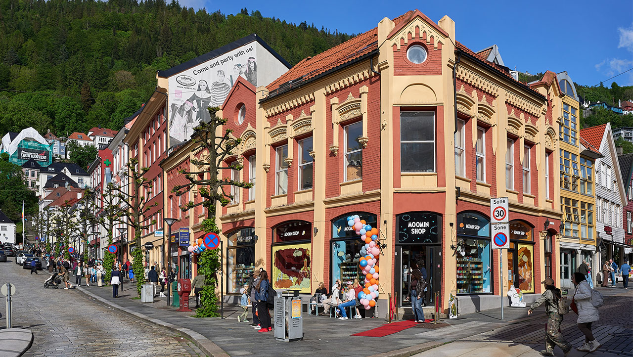 Fasaden til Moomin Shop i Bergen, med mennesker utenfor butikkens inngang