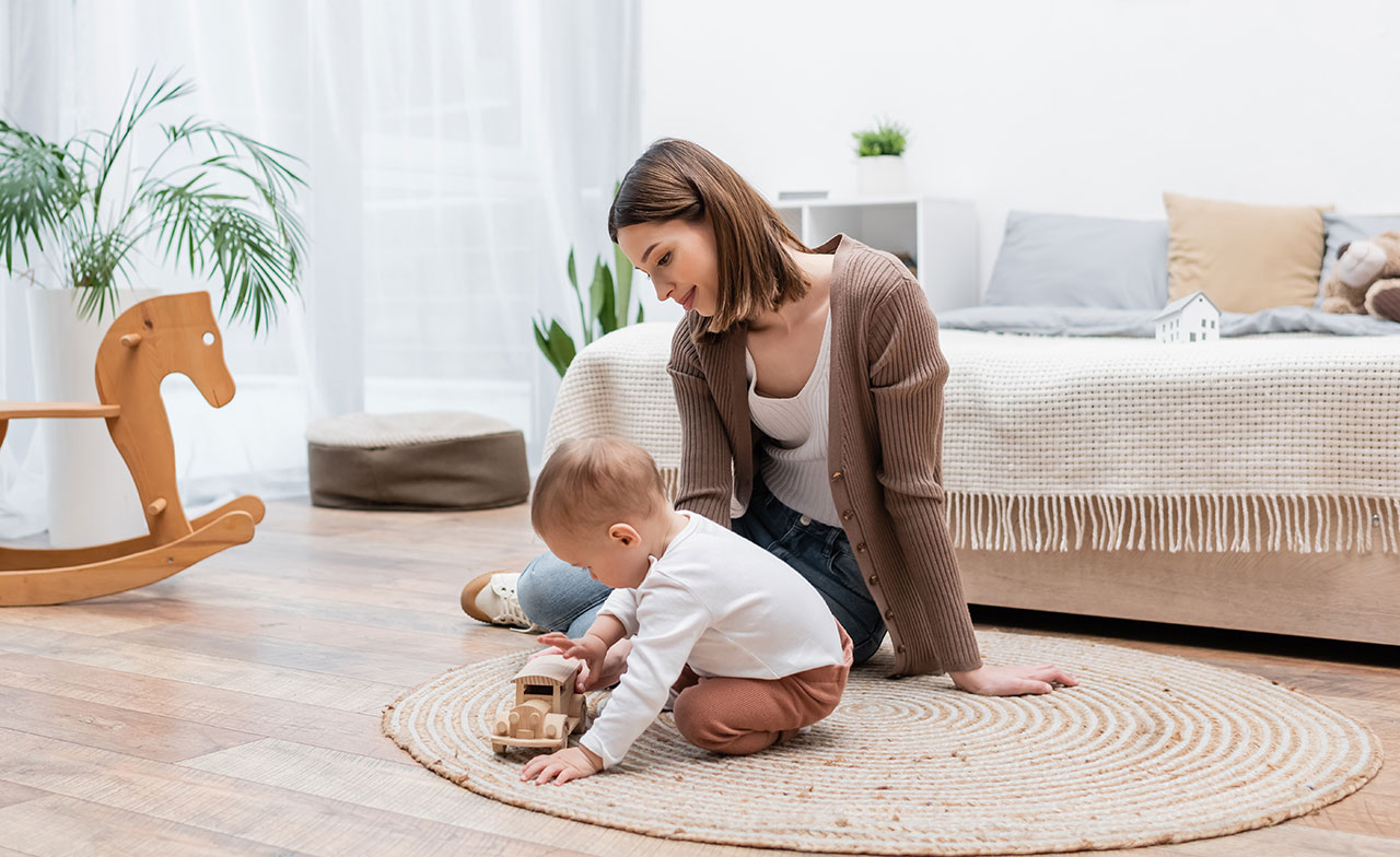Mère assise sur le sol avec un bébé