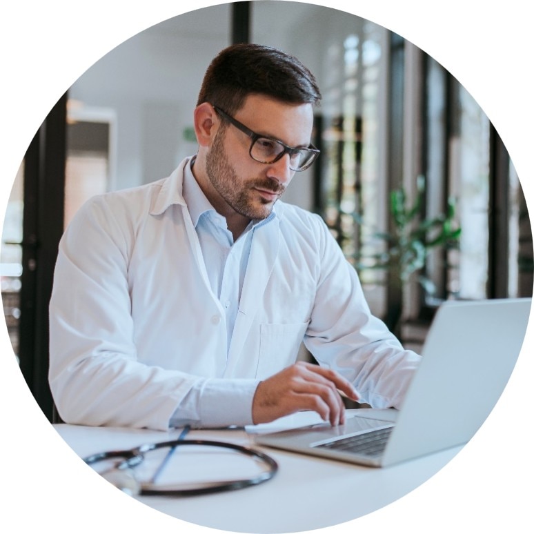 Doctor_working_with_computer