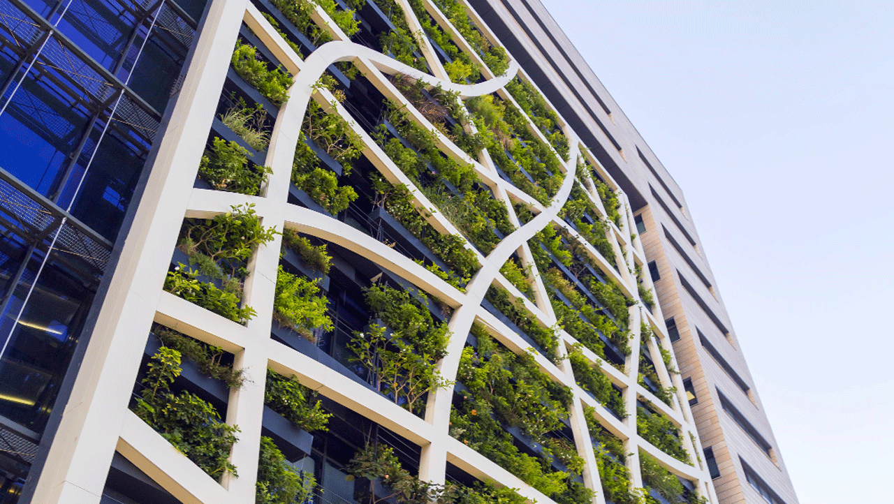 En kontorsbyggnad med gröna växter