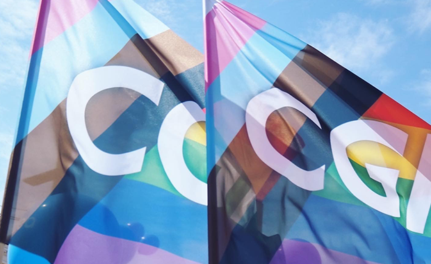 Le logo CGI interposé sur le drapeau inclusif