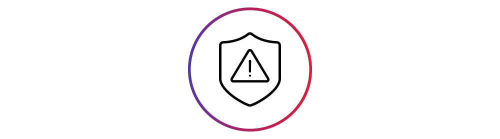 En ikon med en sköld som innehåller en varningstriangel, omgiven av en cirkel med färgövertoning i lila, rosa och rött. Symboliserar säkerhet, risk eller varningssystem.