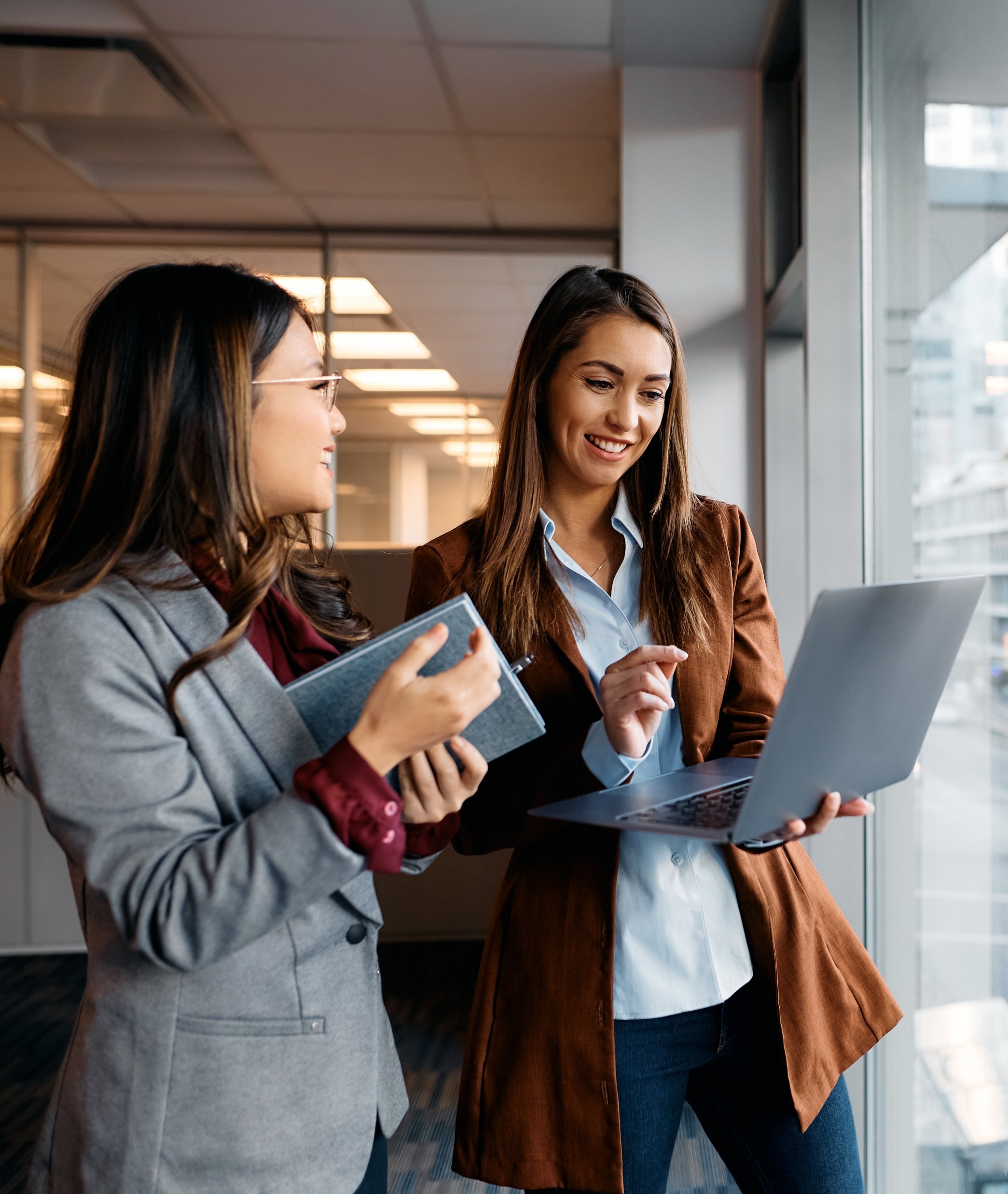 Kuvituskuvassa asiantuntijat keskustelemassa