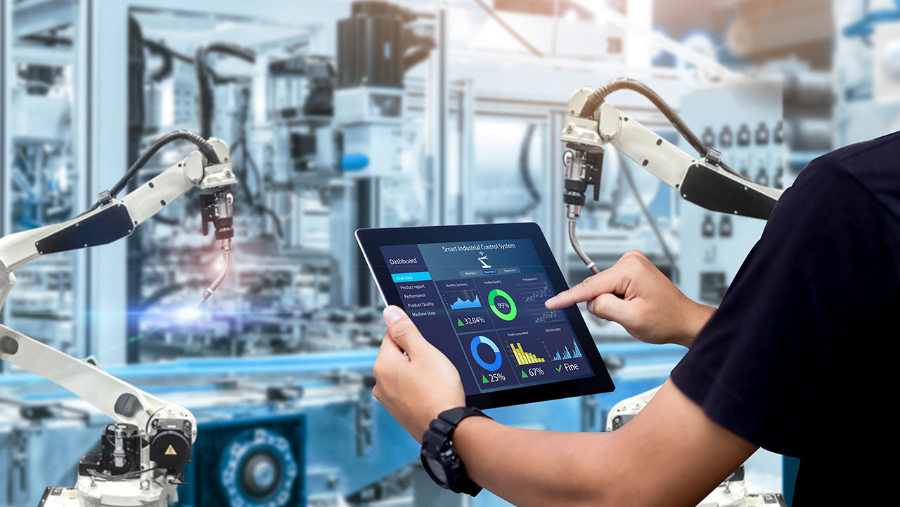 iPad-Dashboard, das die Steuerung einer Roboteranlage in einer Fabrikhalle zeigt