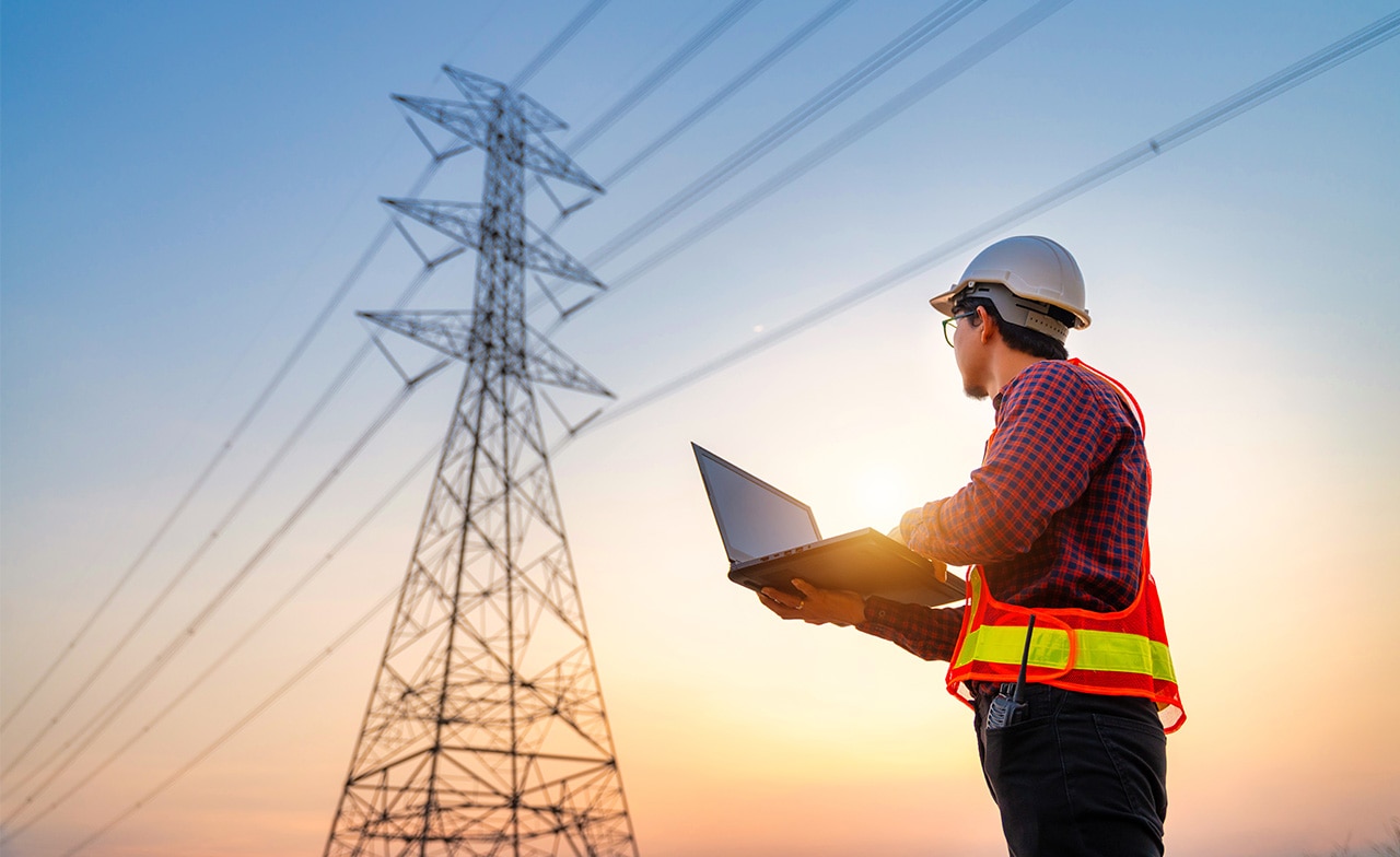 Sähköinsinööri tarkistamassa voimalinjaa