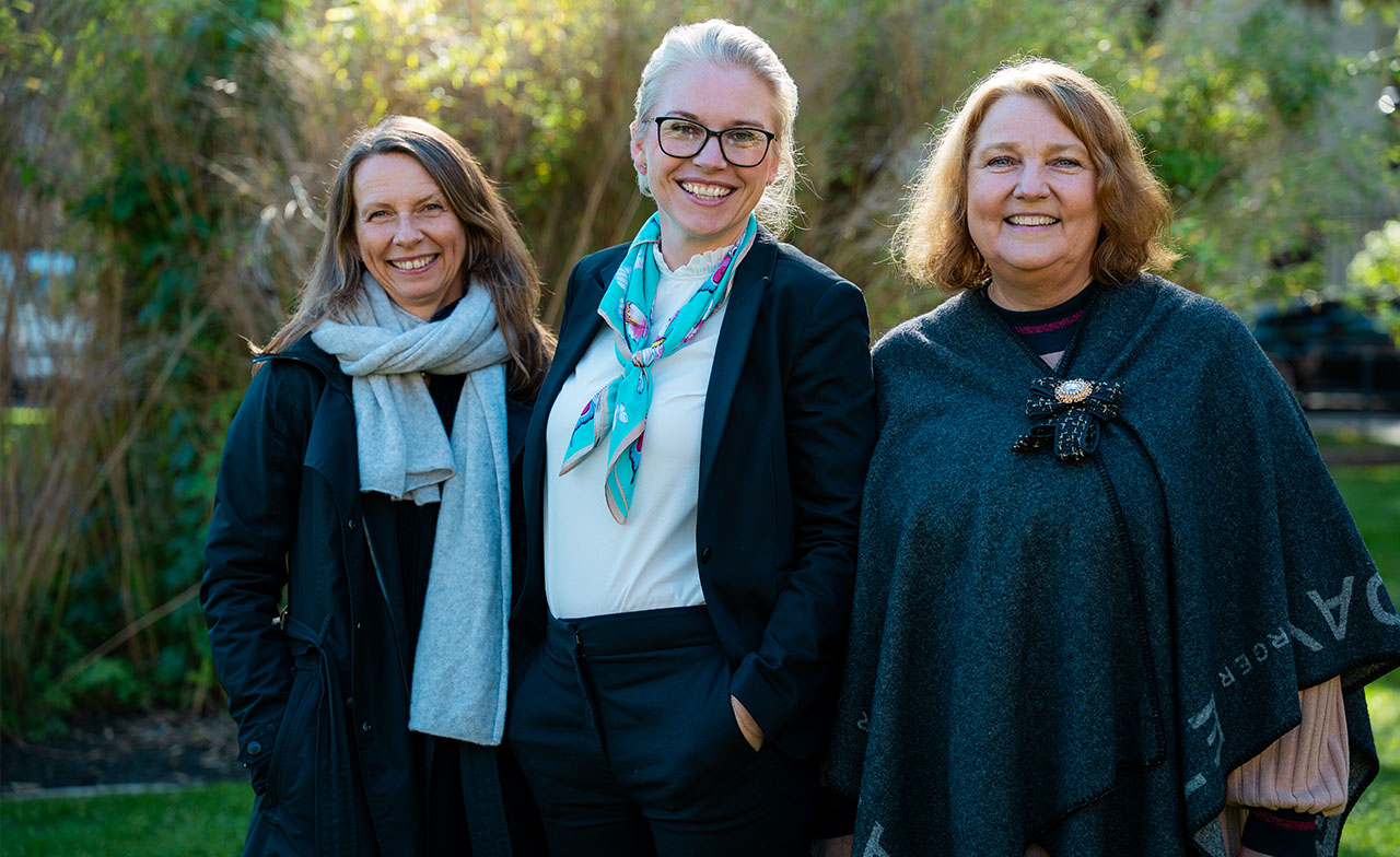 Prosjektleder fra CGI sammen med prosjektgruppen fra Samfunnsviterne sammen i en park Prosjektleder fra CGI sammen med prosjektgruppen fra Samfunnsviterne sammen i en park
