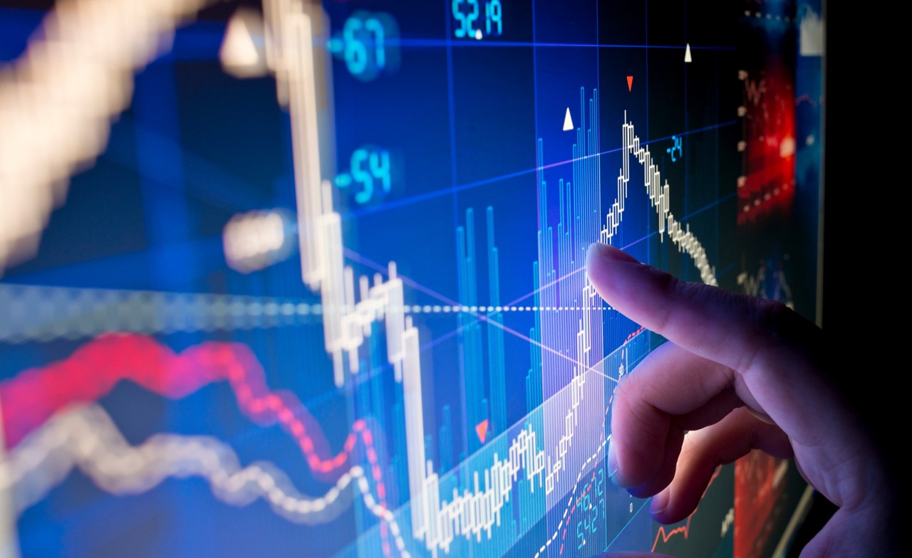 Écran tactile affichant des données financières