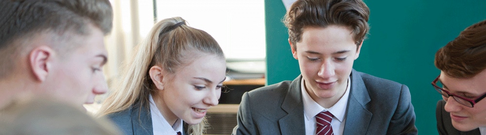 Les élèves du secondaire utilisent une tablette numérique.