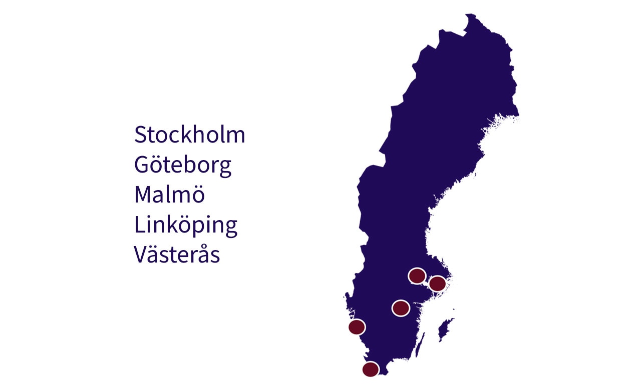 Karta över Sverige med fem städer markerade med röda cirklar: Stockholm, Göteborg, Malmö, Linköping och Västerås. Stadsnamnen är listade till vänster om kartan i mörkblå text på vit bakgrund.