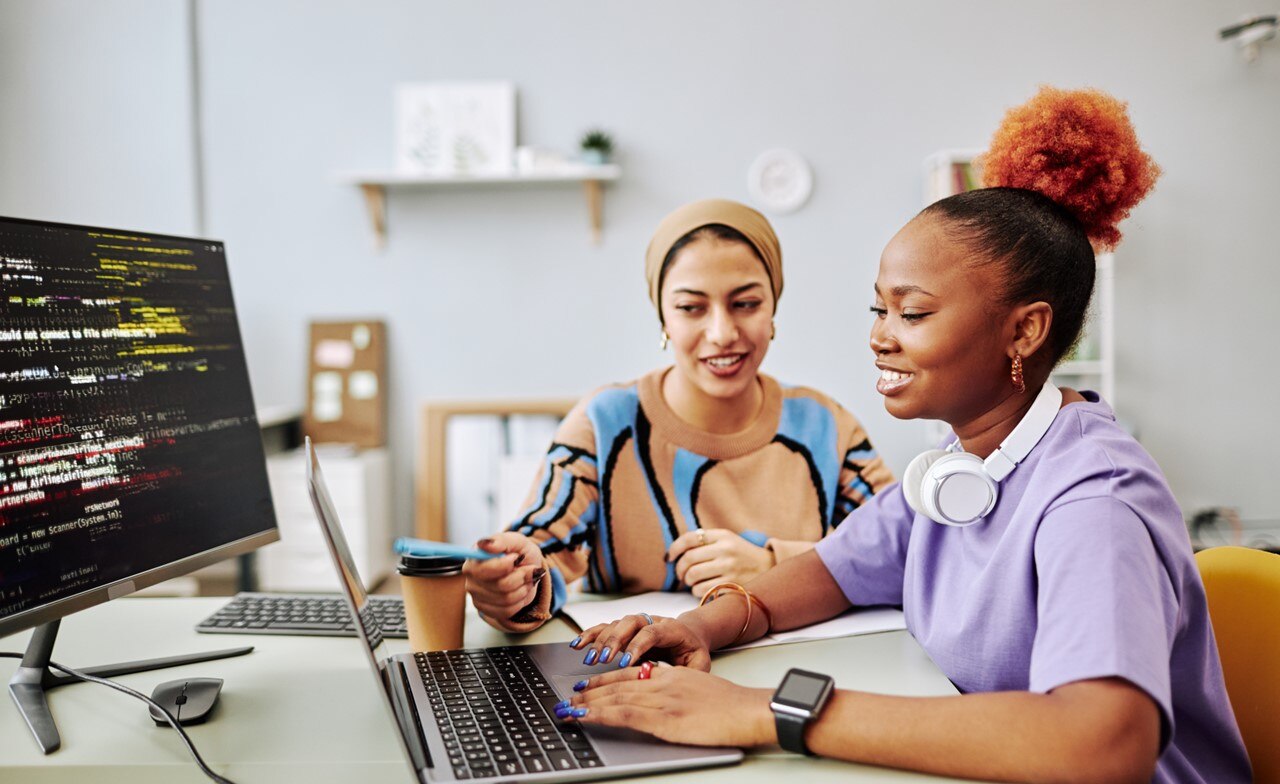 Développeurs logiciels travaillant ensemble Développeurs logiciels travaillant ensemble