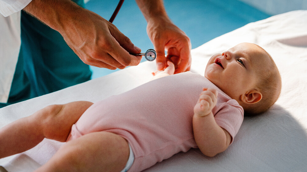 Spädbarn som undersöks av en läkare