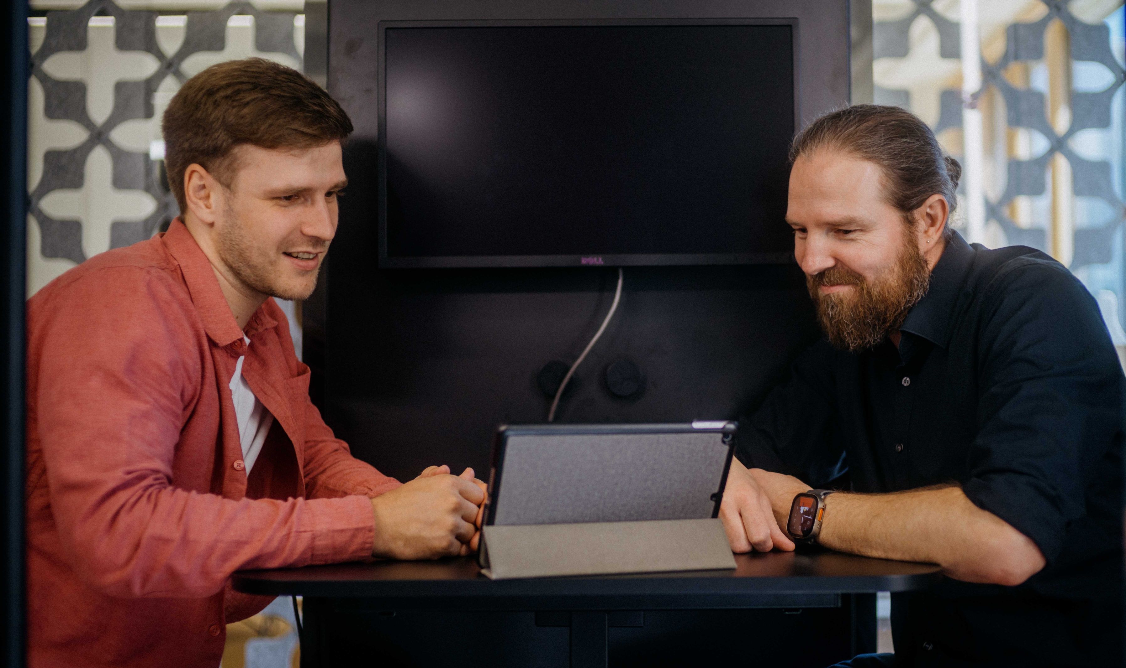 Stephan Damm und Stephan Ziegenaus sitzen gemeinsam vor einem Laptop