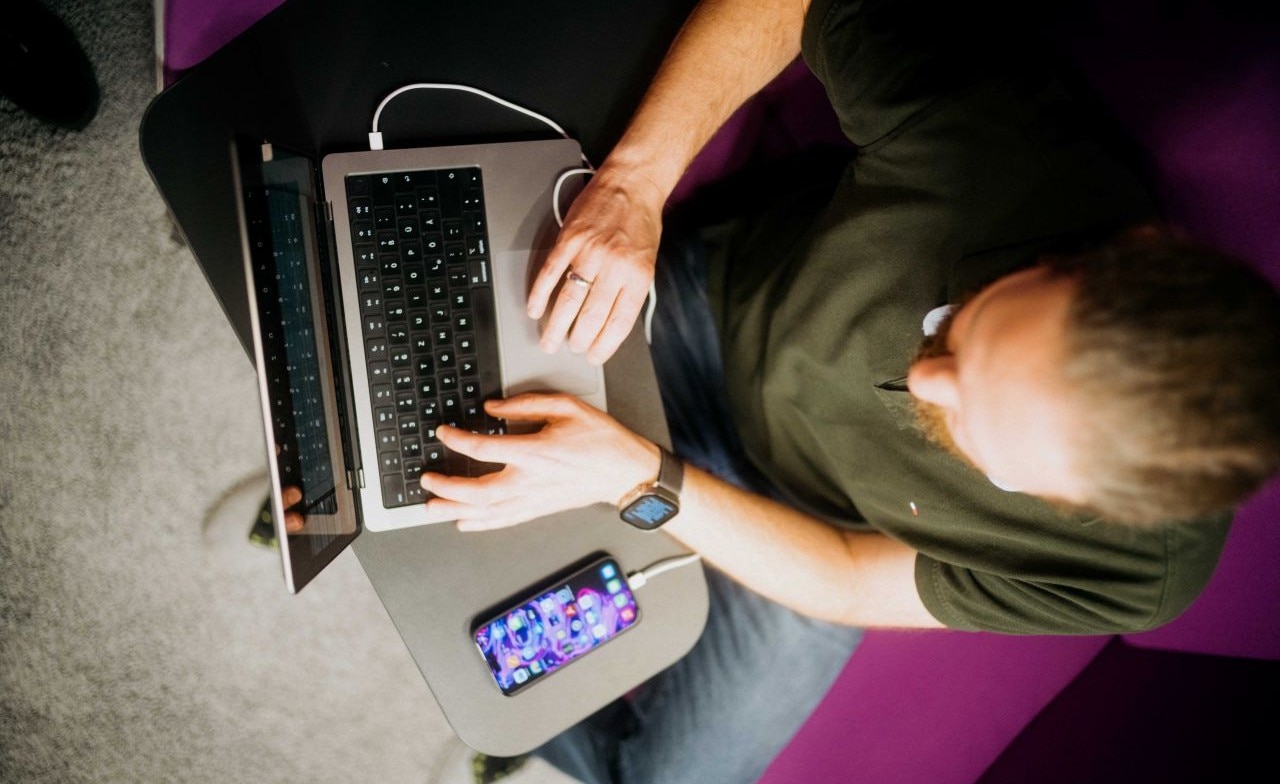 Stephan Ziegenhaus am Laptop