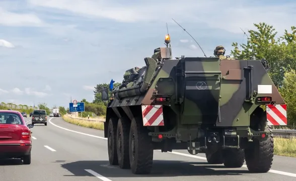 Bundeswehr-Schützenpanzer Fuchs auf einer Autobahn während eines Militärkonvois. Bundeswehr-Schützenpanzer Fuchs auf einer Autobahn während eines Militärkonvois.