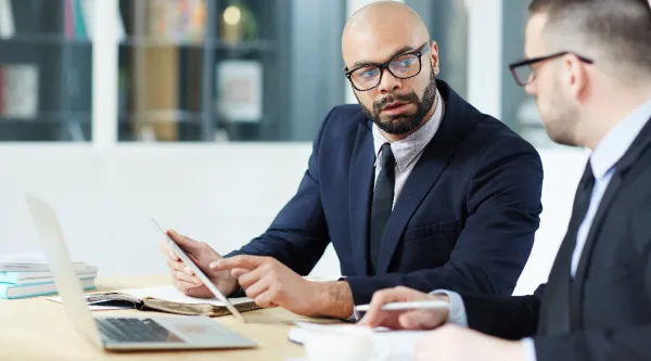 un homme explique à son collègue des statistiques