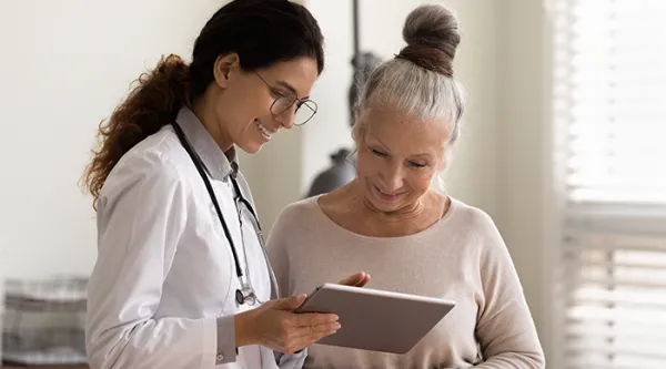 une patiente et son médecin consulent une application de santé