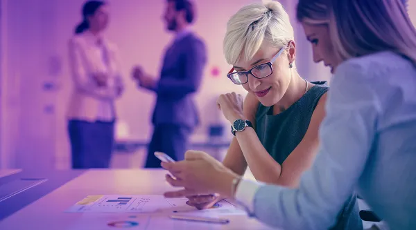 Kuvituskuva: Konsultit tutkivat henkilöstöhallinnon ratkaisua mobiilisti