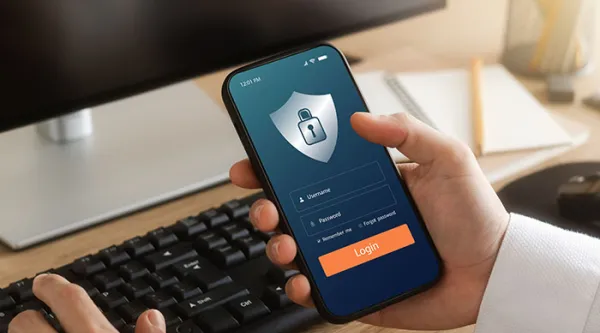 Handy mit einem Sicherheitsschloss auf dem Display
