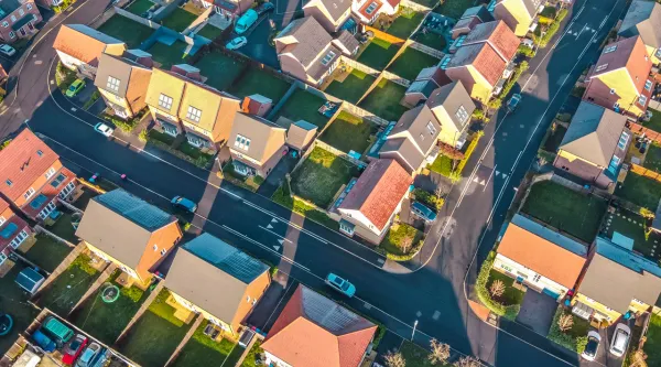 Luftaufnahme eines Wohngebiets mit vernetztem Straßennetz – Sinnbild für föderale Struktur und kommunale Vernetzung in Deutschland.