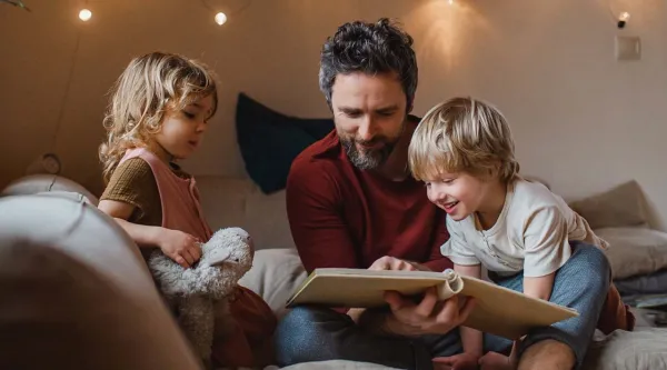 Un adulte qui lit à deux enfants