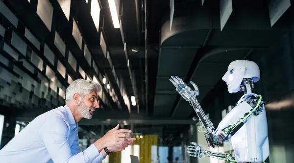 En vetenskapsman som talar med en robot AI