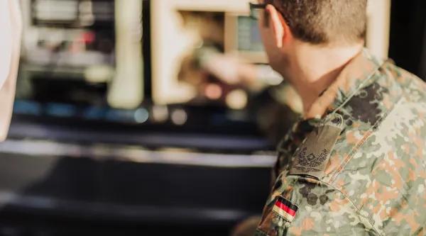 Soldat in Bundeswehr Uniform bedient verlegefähige IT
