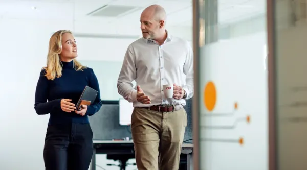 Les partenaires de CGI se promènent et discutent des services informatiques gérés