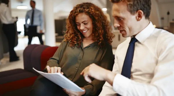 Collègues qui discutent de conseil en management