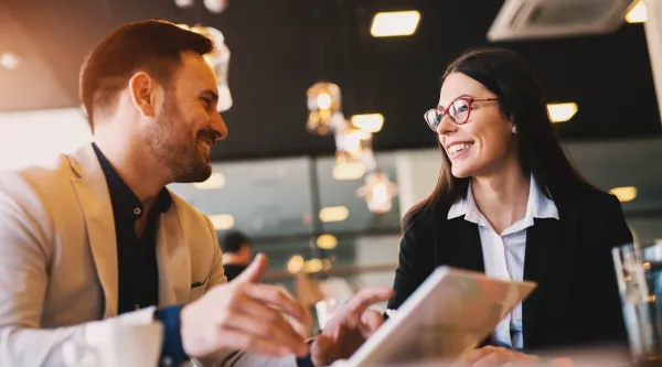 Consultants qui discutent du bureau du chef de la direction informatique